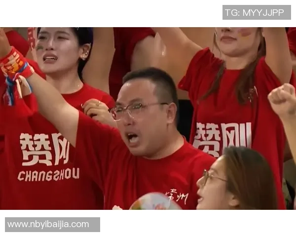 足球巨星赛场外温情一幕亲自护送小球童温暖全场观众