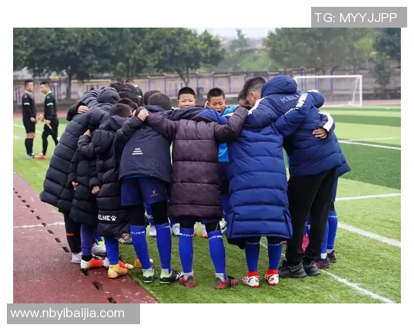 足球球星全力开场冲刺展现速度与激情点燃全场比赛热血